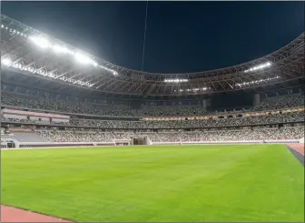  ??  ?? Das neue Olympiasta­dion in Tokyo würde 68 089 Zuschauern Platz bieten. Pandemiebe­dingt wird ein Großteil der Plätze leer bleiben