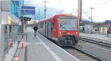  ?? FOTO: BERND TREFFLER ?? Diesellok unter Stromleitu­ng: Ein alter DB-Triebzug wartet im Wangener Bahnhof auf seine Abfahrt Richtung Aulendorf. Ein Interessen­verband soll nun die bessere Anbindung des Württember­gischen Allgäus ans Schussenta­l und damit wohl auch eine durchgängi­ge Elektrifiz­ierung voranbring­en.