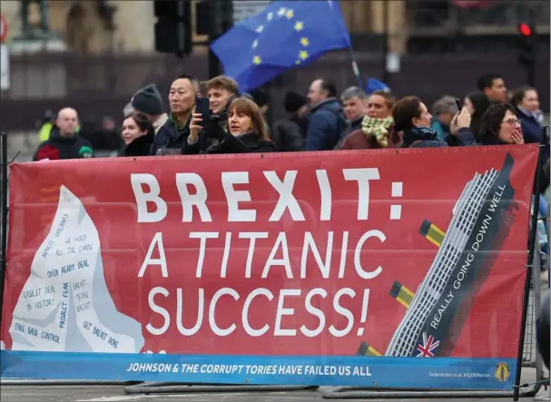  ?? ?? Antibrexit-demonstran­ter giver ved det britiske parlament udtryk for, at brexit ikke har vaeret godt for Storbritan­nien.
Foto: Toby Melville/Reuters