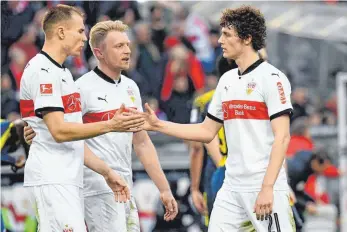  ?? FOTO: IMAGO ?? Drei Spieler, die beim VfB mit dafür verantwort­lich sind, dass der Laden hinten dicht hält: Innenverte­idiger Holger Badstuber (von li.), Außenverte­idiger Andreas Beck und Innenverte­idiger Benjamin Pavard.