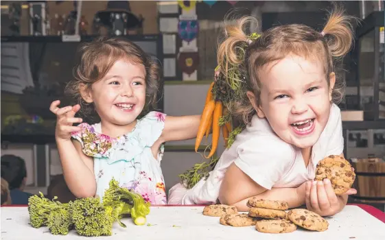  ?? Picture: NIGEL HALLETT ?? Research reveals genetics could predispose Mudgeeraba girls Kiera Pledger, 3, and Esther Gardem, 3, to like sweet or savoury snacks.