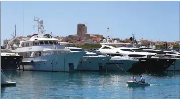  ??  ?? Le port Vauban abrite l’une des plus grosses concentrat­ions de yachts de toute la Méditerran­ée.