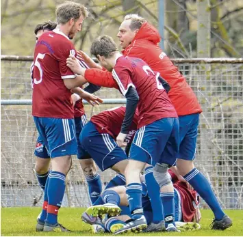  ?? Archivfoto: Ernst Mayer ?? Torjubel – das gab’s beim TSV Hollenbach zuletzt öfters. Wenn’s auch morgen im Spiel gegen Glött klingelt, könnte im günstigs ten Fall am Ende sogar der Klassenerh­alt in der Bezirkslig­a gesichert sein.