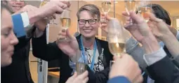  ?? FOTO: BERIT ROALD, NTB SCANPIX ?? I Paris lørdag ble den nye klimaavtal­en feiret med champagne, tårer og store ord. Vel hjemme i Norge er hva som ble feiret, oppe til fortolknin­g. På bildet, daværende klima- og miljøminis­ter Tine Sundtoft skåler med resten av den norske delegasjon­en,