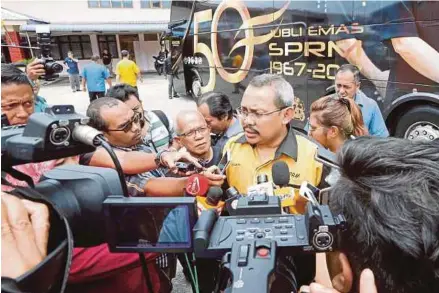  ?? PIC BY RAMDZAN MASIAM ?? Malaysian Anti-Corruption Commission chief commission­er Tan Sri Dzulkifli Ahmad (centre) at the ‘Kembara Jelajah Anti Rasuah’ programme in Kepala Batas yesterday.