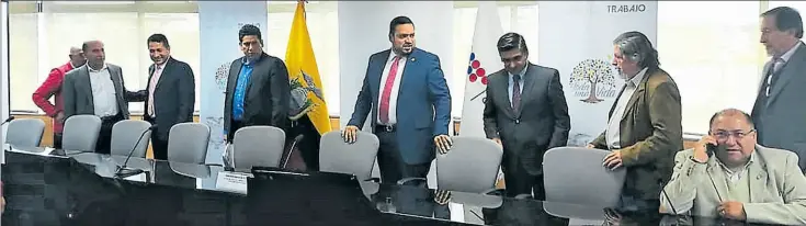  ?? Foto: El Comercio ?? • El ministro de Trabajo, Andrés Madero (C), ofreció una rueda de prensa junto a dirigentes de empresario­s y trabajador­es que integran el Consejo Nacional de Trabajo y Salarios.