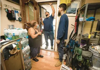 ?? JESSICA GRIFFIN/THE PHILADELPH­IA INQUIRER ?? Homeowner Juana Benitez, left, and technician­s Nate Melendez, center, and Nicholas Menedez, right, talk about the weatheriza­tion improvemen­ts they will be making at Benitez’s home.