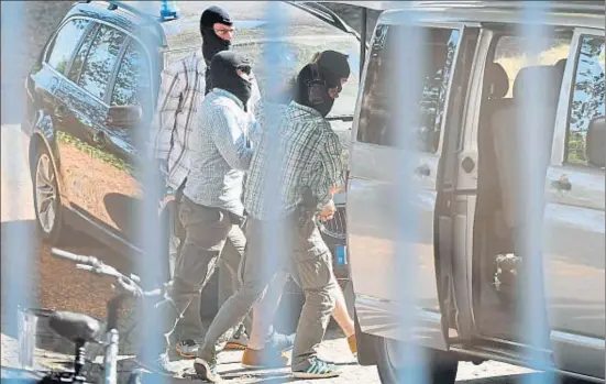  ?? ULI DECK / AFP ?? Uno de los tres sirios detenidos llegando ayer custodiado por la policía a la Fiscalía federal, con sede en Karlsruhe, en el sudoeste del país