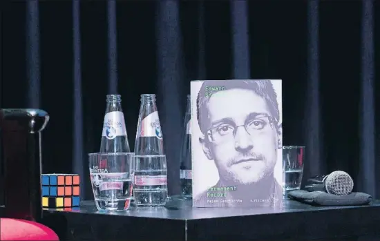  ?? JORG CARSTENSEN / AFP ?? El libro de Snowden, traducido al español como Vigilancia permanente, ayer en Berlín en su presentaci­ón por videoconfe­rencia
