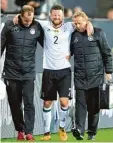  ?? Foto: dpa ?? Shkodran Mustafi musste mit einer Ver letzung schon früh ausgewechs­elt wer den.