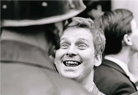  ?? FOTO: JACQUES HAILLOT/ GETTY ?? „Eine ironische Herausford­erung der Macht“: Daniel Cohn-Bendit vor einem Polizisten während der Studentenp­roteste 1968 in Paris.