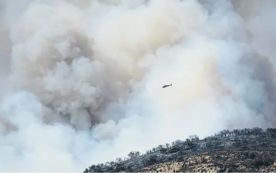  ?? AadrrE ilaarGlu t Mér ?? Columna de fum de l’incendi d’Artesa de Segre ahir al matí