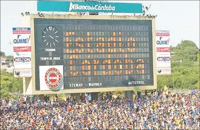  ?? FOTOS CEDOC PERFIL ?? EN LIBERTAD. El primer partido en democracia en el Estadio Córdoba se jugó cinco años, seis meses y veinticinc­o días después de su inauguraci­ón. Racing y Talleres aburrieron pero sumaron para no descender.