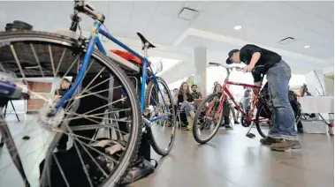  ?? TROY FLEECE/Leader-Post ?? Bert Seidel, of Western Cycle, talks during a winter cycling workshop at the University of Regina on Thursday.