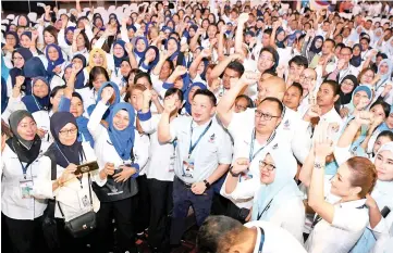  ??  ?? Darell (middle) with Warisan leaders and delegates from the three Warisan movements.