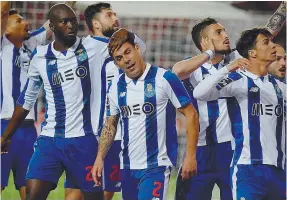  ??  ?? Jogadores agradecera­m apoio na Luz e foram aplaudidos no Dragão