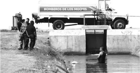  ?? FOTO: ARMANDO TALAVERA ?? Un elemento de Bomberos se introdujo al canal y amarró el cuerpo con una cuerda.