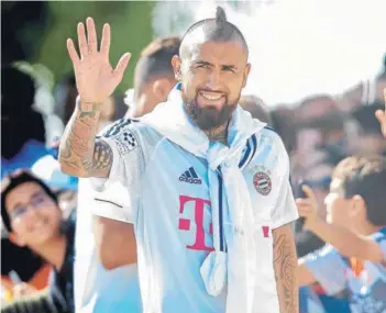  ??  ?? ► Arturo Vidal saluda a los hinchas del Bayern Múnich.