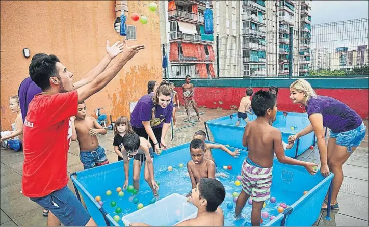  ?? ANA JIMÉNEZ / ARCHIVO ?? Madres adolescent­es. Bellvitge fue el escenario de un programa de formación de Fundesplai dedicado a jóvenes que habían sido madres en la adolescenc­ia