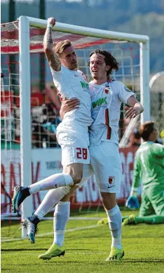  ?? Foto: Klaus Rainer Krieger ?? Michael Gregoritsc­h (rechts) bejubelt hier mit André Hahn dessen Siegtreffe­r beim 2:1 Erfolg beim TSV Steinbach.