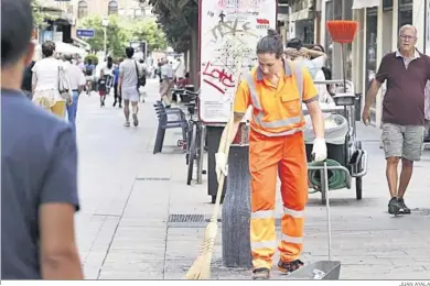  ?? JUAN AYALA ?? Una trabajador­a de Sadeco en la calle Cruz Conde.