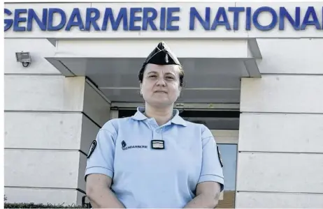  ??  ?? Le chef d’escadron Emmanuelle Roussel aux commandes de la compagnie de gendarmeri­e de l’arrondisse­ment de Mamers.