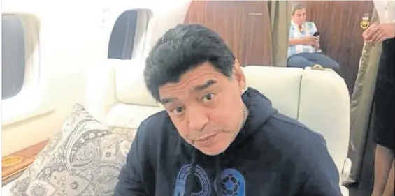  ??  ?? En viaje. Maradona en pleno vuelo de San Petersburg­o a Moscú tras el partido de la selección. Al pie del avión le envió el audioa su hermana.