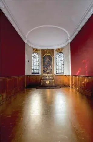  ??  ?? Mathias Kiss investissa­it en 2019 la chapelle des Gobelins dans le cadre de l’exposition Créer pour Louis XIV à la Galerie des Gobelins, à Paris