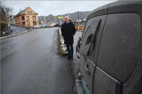  ?? FOTO: SVEIN MORTEN HAVAAS ?? Fotgjenger­e må gå ut i veibanen for å passere parkerte biler på Verven. Dag Andreassen mener det er uholdbart - og blir nå hørt av kommunen.