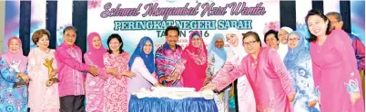  ??  ?? AINALMARHA­NIM (tiga dari kanan) bersama para penerima anugerah pada majlis memotong kek sempena Sambutan Hari Wanita Peringkat Negeri Sabah 2016.