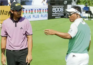  ?? — AZHAr MAHFOF/ The star ?? More good words: Gavin Kyle Green paying attention as Thai legend Thongchai Jaidee gives him some tips during a practice session at the royal selangor Golf Club yesterday.