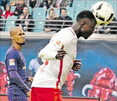  ?? DPA-BILD: JENS MEYER ?? Zum Wegschauen: Leipzigs Naby Keita (rechts) köpft, Werders Theodor Gebre Selassie ahnt bereits, dass der Ball zum 0:2 aus Bremer Sicht ins Tor gehen wird.