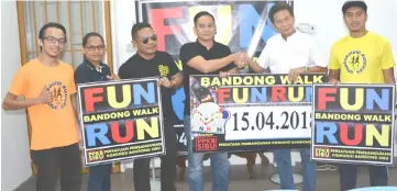  ??  ?? Abang Morni (third right) hands over the duty of organising the 2.5km Bandong Walk Fun Run 2018 to Abang Hisham.