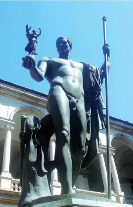  ??  ?? La statua di Napoleone nel cortile di Brera (Rose Valentine)