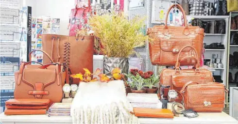  ?? FOTO: NICOLE FRICK ?? Bei Lederwaren Hummler gibt es Handtasche­n mit den passenden Geldbeutel in den Trendfarbe­n des Herbstes.
