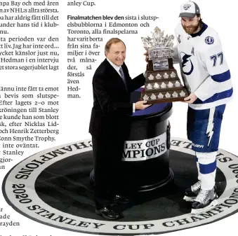  ?? Bild: Jason Franson ?? Victor Hedman får ta emot Conn Smythe Trophy av Nhl-kommission­ären Gary Bettman.