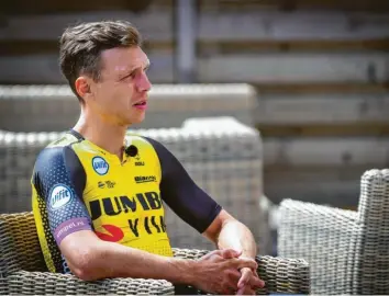  ?? Foto: Luc Claessen, BELGA, dpa ?? Das Herumsitze­n auf Stühlen hat ein Ende: Vor vier Wochen gab es die Rote Karte bei der Tour de France für Tony Martin – nun gibt er sein Comeback auf dem Fahrrad in Spanien.