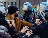  ??  ?? Le proteste fuori dal carcere di Rebibbia, lunedì 9