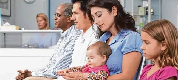  ?? Foto: Monkey Business/fotolia ?? Kinderärzt­e sind zunehmend überlastet. Deshalb nehmen viele keine neuen Kinder mehr auf, die älter als sechs Monate sind. Und da die Wartezeite­n in den Praxen teilweise lang sind, weichen die Eltern auf die Not aufnahmen aus.