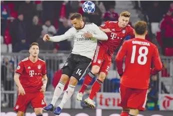  ??  ?? Seferovic e Kimmich num duelo aéreo durante o Bayern-Benfica