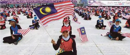  ?? [FOTO HIASAN] ?? Semangat patriotism­e generasi muda perlu kukuh agar tidak terpengaru­h budaya Barat.