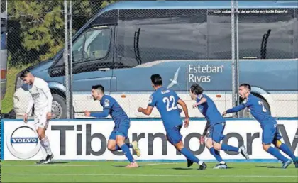  ??  ?? Los jugadores del Getafe B celebran el gol de Relu, que valió el triunfo contra el Castilla ayer.