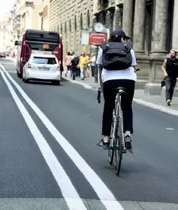  ??  ?? Nuovo asfalto Via del Corso, ieri, con il manto stradale preparato per i corridori: buche «sparite» in tutto il percorso