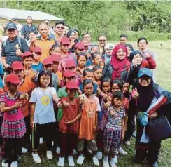  ??  ?? Murid SK Pensiangan bersama peserta program.