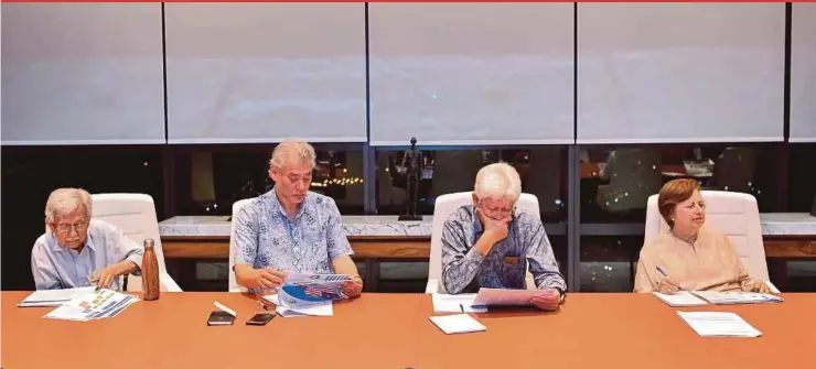  ?? BERNAMA PIC ?? Tun Daim Zainuddin (left) chairing a Council of Eminent Persons meeting in Kuala Lumpur on Saturday. With him are (from right) Tan Sri Dr Zeti Akhtar Aziz, Tan Sri Mohd Hassan Merican and Professor Dr Jomo Kwame Sundaram.