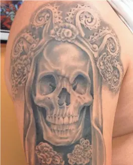  ?? CHUCHO RODRIGUEZ ?? Tattoo artist Chucho Rodriguez is busy designing skulls such as this one.