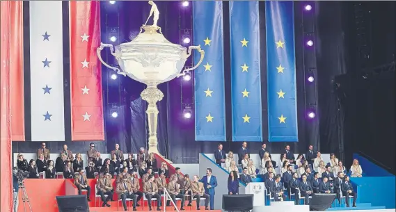  ?? FOTO: EFE ?? Los equipos americano y europeo en la ceremonia de inauguraci­ón de la 43ª Ryder Cup en la que se desvelaron los primeros foursomes y serán Rahm y García quienes abran el evento