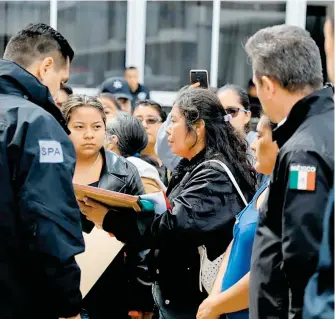  ?? CASTILLO/CORRESPONS­AL ?? Ante familiares y cientos de policías despidiero­n a los cinco agentes caídos en la Sierra Sur de Oaxaca/VÍCTOR