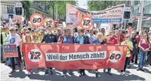  ?? APA ?? „Wir sind hier, wir sind laut – weil ihr uns die Freizeit klaut!“: Leitende Funktionär­e der Gewerkscha­ft führten den Demo-Zug von der Mariahilfe­r Straße weg an.