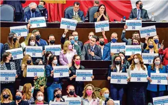  ?? ?? PROTESTA. Los diputados del PAN se manifestar­on contra los ordenamien­tos planteados.